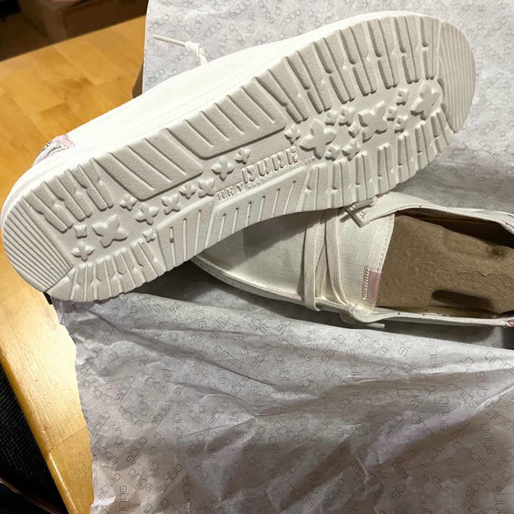 Hey Dude Size 9 Fun lines white NWOT - Picture 2 of 5